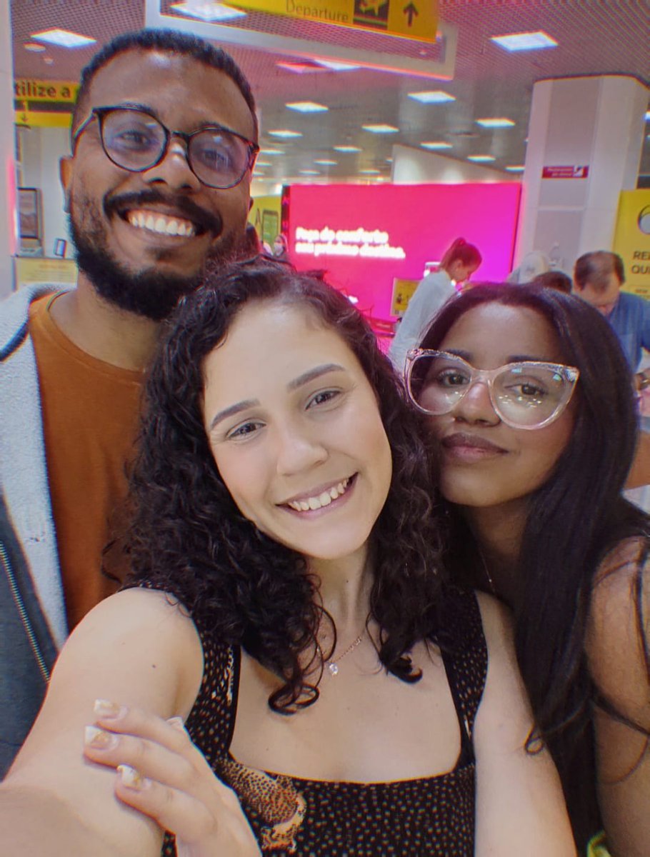 _millamont's tweet photo. Uma disputa eterna, eu gosto de edição quente e Rayanne de edição fria... Eu já sou branca feito um fantasma, no meio dela e de Filipe então... 
Tóxica ela me impede de fingir que eu não sou anêmica 🤣 https://t.co/9PkWyYO546