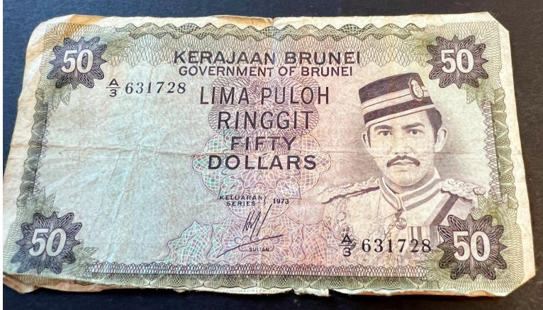 CavalierCoins's tweet image. Sneak a peek at what we have going live on our auction this evening, Brunei Kerajaan Government 50 Ringgit 1973-1986 banknote RARE.
#rare #rarebanknote #worldmoney #worldpapermoney #Brunei #Bruneipapermoney #old #oldpapermoney #banknote #banknotecollector
