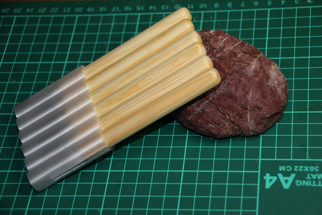 wcinp's tweet photo. FDM式3Dプリンタの造形物で小さなコブ等を削る際デザインナイフの刃が届かない場合がある
そこで蟻さんからケース無しの彫刻刀を購入してみた
このままでは危ないのでケース代わりに連結キャップを作ってみた
こんな物でも一発では上手く行かず2度目の出力で成功に至った^^;
#3DPrinter #DSMech https://t.co/cFzwO9lzPP