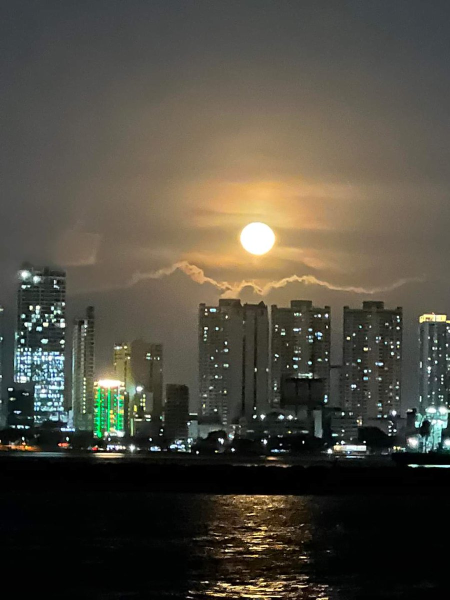 Myra9256Myra's tweet photo. I Love you in silence from a distance just  like i love the moon.
#nature
#moonlight
#RoxasBoulevard
#pctto https://t.co/o04BfxKmIJ