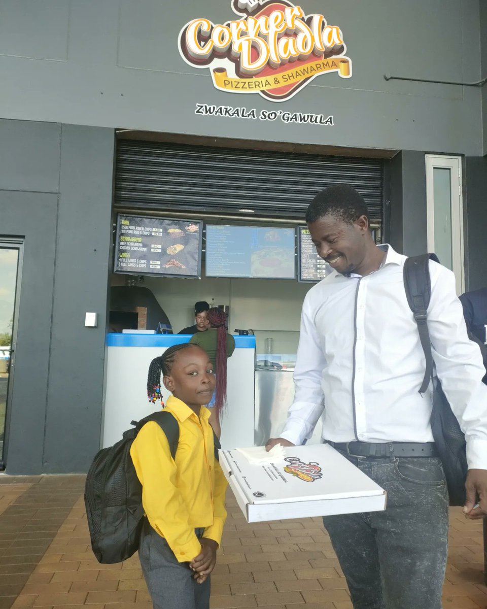 corner_dladla's tweet photo. Celebrate and close off #backtoschool2023📚✏️ with your lil ones by grabbing a delectable 😋 wood fired pizza 🍕 or flavorful shawarma 🥙
#CornerDladlaPizzeria #CornerDladlaShawarma #lunchideas #bestsharedmeal #family #friends #ProudlySouthAfrican https://t.co/Pf8dTC5rA9
