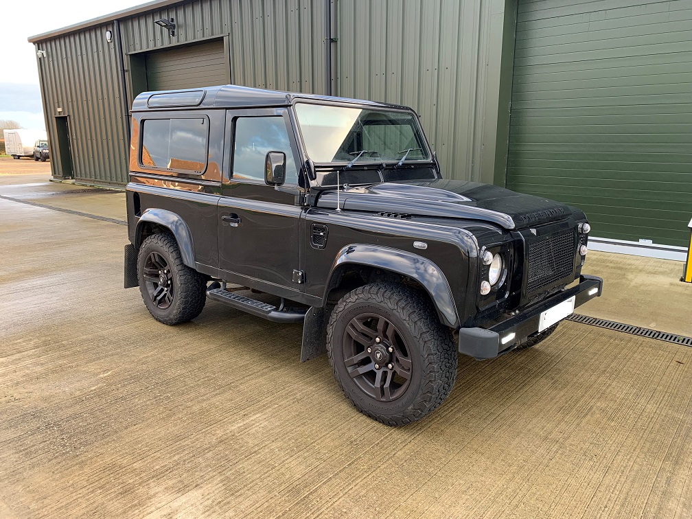 BestCarStorage's tweet image. Land Rover swap say here at Best Car Storage. The customer took away his Range Rover Sport and left us with his Land Rover Defender 90 for storage #carstorage #landrover #defender #rangerover #longtermcarstorage