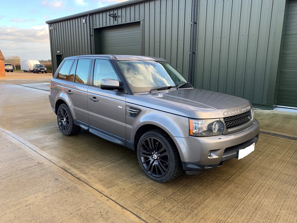 BestCarStorage's tweet image. Land Rover swap say here at Best Car Storage. The customer took away his Range Rover Sport and left us with his Land Rover Defender 90 for storage #carstorage #landrover #defender #rangerover #longtermcarstorage