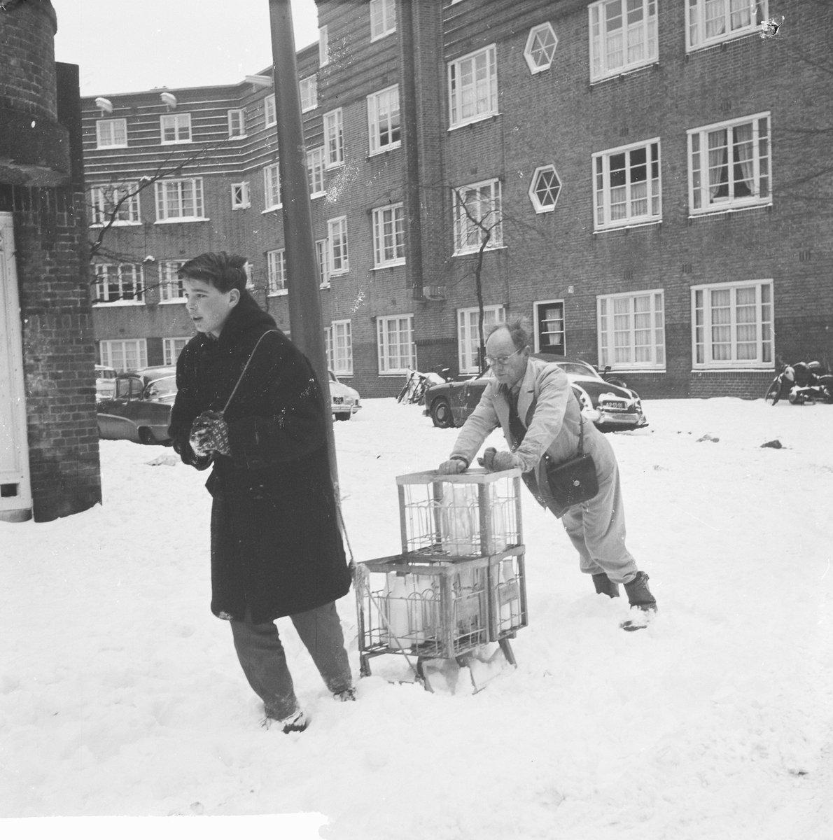 De melkboer op pad met wat handel in de jaren 60