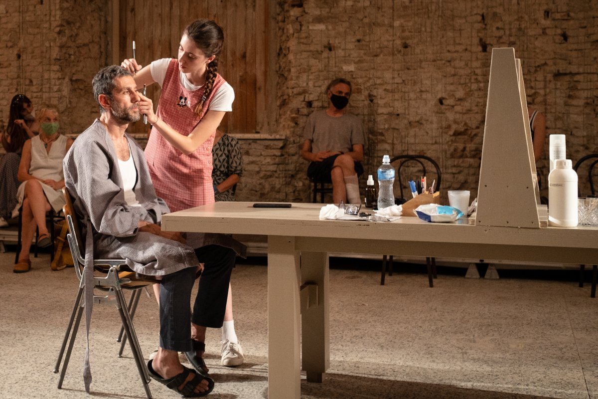 centrodramatico's tweet photo. 🙌 ¡Estrenamos #drama!

En #Sovrimpressioni, Daria Deflorian y Antonio Tagliarini construyen una historia entremezclando su propio relato biográfico con hechos ficticios.

🗓️ Hasta el 22 ENE
ℹ️ Italiano con sobretítulos en castellano
👉 Info y entradas: https://t.co/PvvHp2Vj1X https://t.co/bZVgjVO7nS