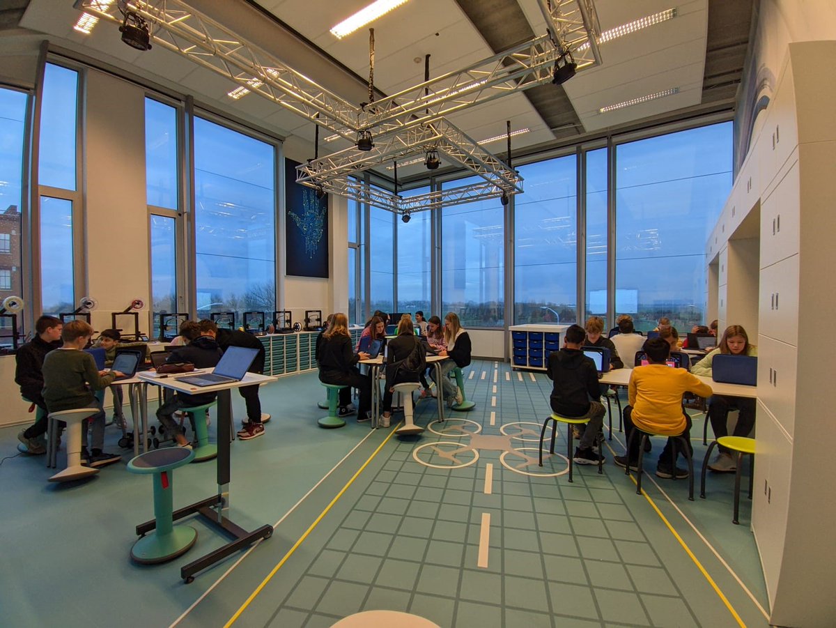 Dunamare's tweet image. Gisteren is op feestelijke wijze het onderwijskundig medialab geopend op Dunamare-school het Haarlemmermeer Lyceum Dalton in Hoofddorp. Hiermee is de Daltonschool de eerste school in de regio Haarlemmermeer met een heus medialab. Lees meer: dunamare.nl/nieuws/mediala…