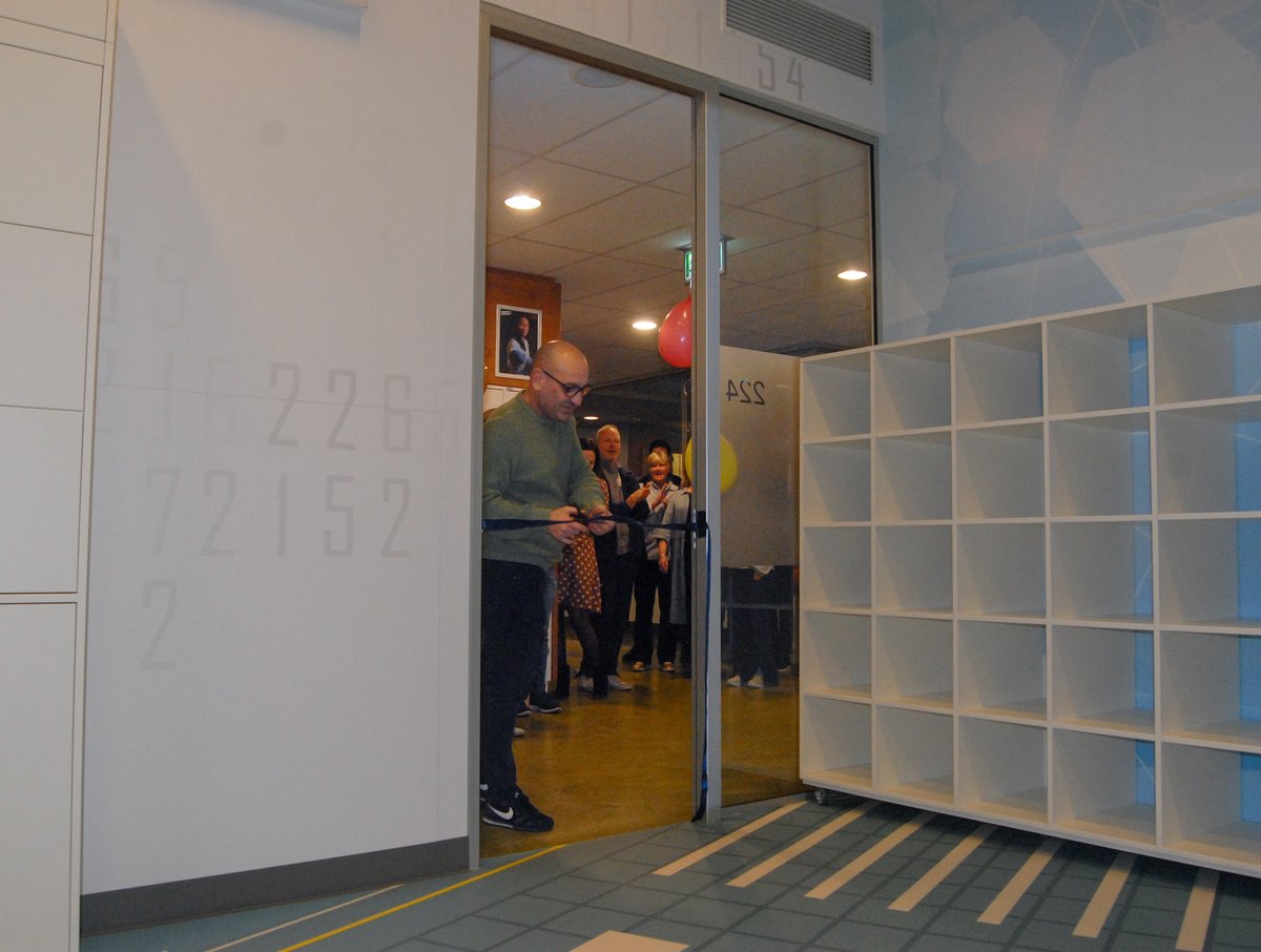 Dunamare's tweet image. Gisteren is op feestelijke wijze het onderwijskundig medialab geopend op Dunamare-school het Haarlemmermeer Lyceum Dalton in Hoofddorp. Hiermee is de Daltonschool de eerste school in de regio Haarlemmermeer met een heus medialab. Lees meer: dunamare.nl/nieuws/mediala…