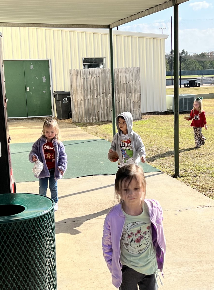 WeAreEAW's tweet photo. PreK keepin it clean at Edgewood!!! 🗑️ 🚮
#wEArePreK #keepitbeautiful https://t.co/dUwUlNErxu