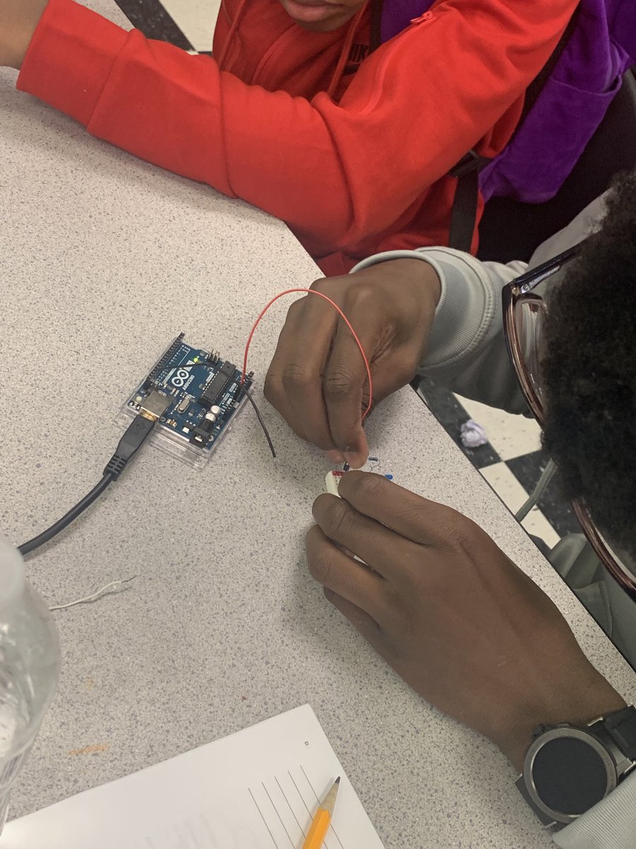 Loved hearing students talking the language of circuits. It’s a great Wednesday for lighting up our learning. ⁦@lifestrapestry⁩ ⁦@PQ_STEM⁩ ⁦<a href="/Qualcomm/">Qualcomm</a>⁩ #everychildeverychanceeveryday