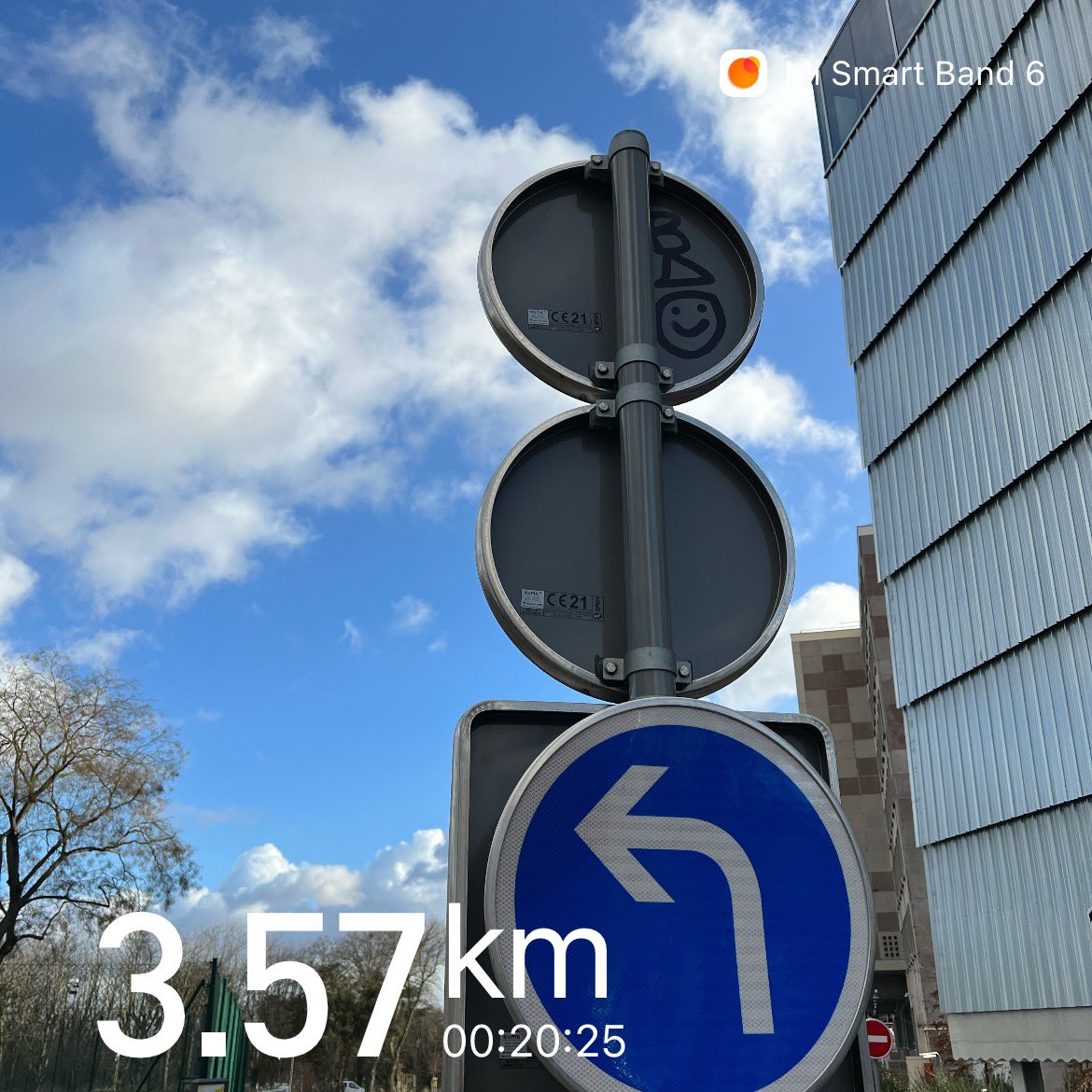 konbut2's tweet photo. 【Cité Uラン】第52回
キャンパス内に新しい道路標識が付いた!と思ったら翌日にはかわいい落書きが増えていました🙂
#parisrun #citéU https://t.co/5fVa6wDAbs