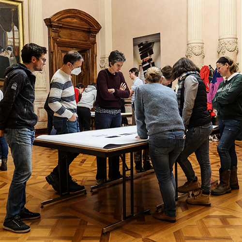VilledeChambery's tweet photo. 🌎 La @VilledeChambery invite les habitant·es à découvrir les enjeux du #dérèglementclimatique dans une ambiance conviviale, en participant à une @FresqueDuClimat. La prochaine aura lieu le 17/01, 18h30 à la Maison des associations.
🔗Sur inscription : https://t.co/TmwIjlHWbJ https://t.co/RVMoX52yBT