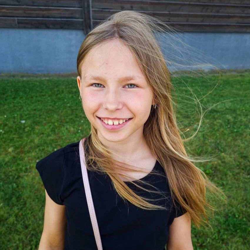 herqles_es's tweet photo. 🇸🇪 | Luna, una niña sueca de 10 años, ha sido sacrificada en el altar de la convivencia multicultural; violada, estrangulada y dada por muerta a manos de un inmigrante etíope. Ahora está en una silla de ruedas, discapacitada de por vida. (+) https://t.co/Ydf6ZUjzEZ