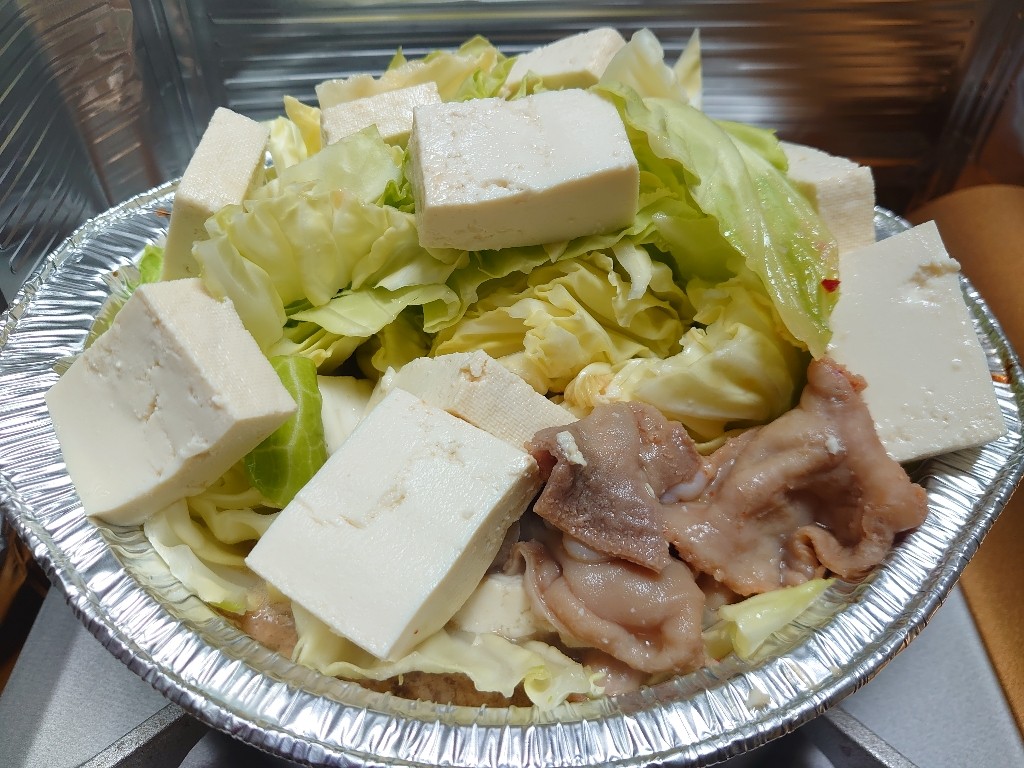 飯テロばかりではありますが。
年末に駆け込み納税で、秋田県鹿角市へふるさと納税。ホルモンの返礼品目当てでしたがどれも一袋の量が多い。手頃なのでお手軽ホルモンセットがありました。ホルモン350gとアルミ鍋、袋うどんが4セット。アルミ鍋でもで味は満足。100均でコンロガード買って正解。