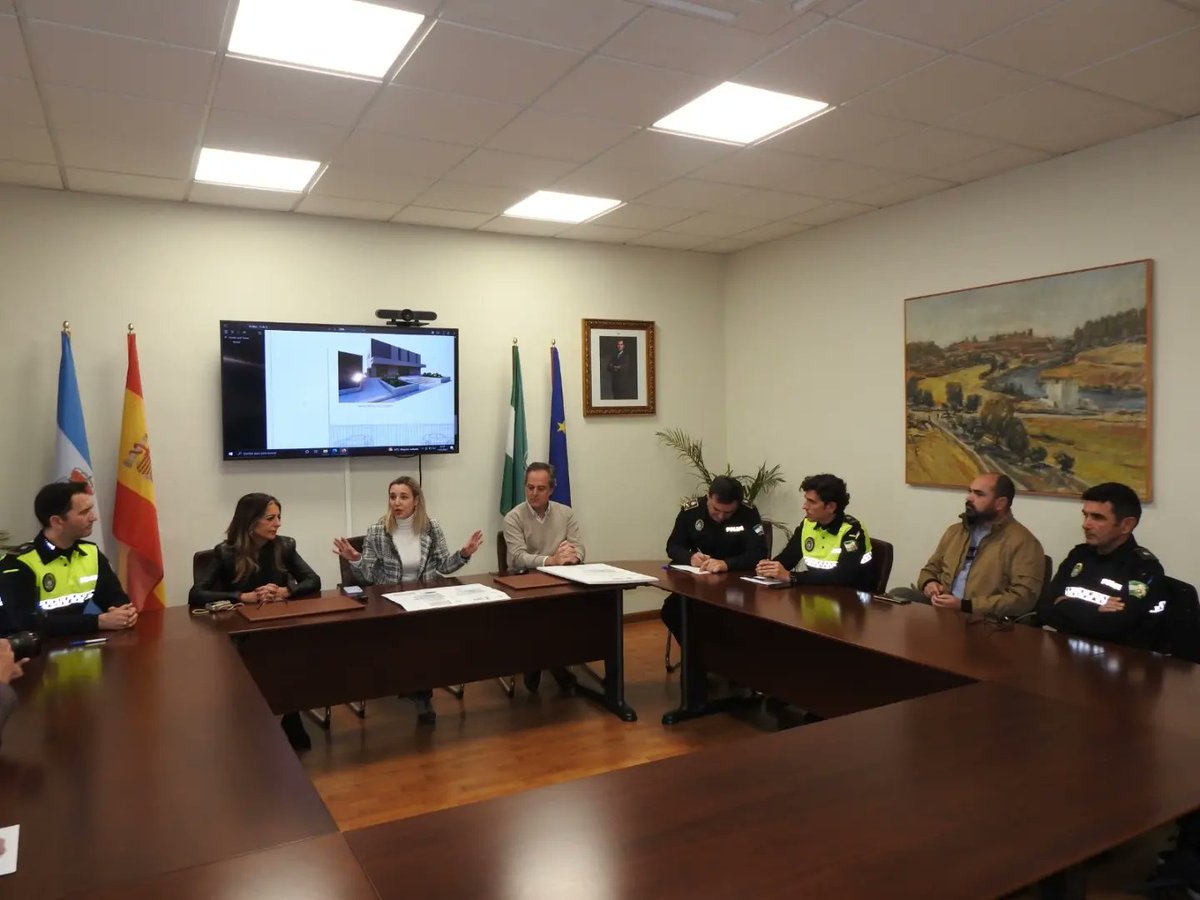 Hoy hemos visto el proyecto de reforma de la Jefatura de la Policía Local de #AlcaládeGuadaíra 

Un proyecto muy necesario y esperado por nuestros agentes y ciudadanos ya que dará un servicio con mayor calidad a todos los alcalareños.

#seguimossumando