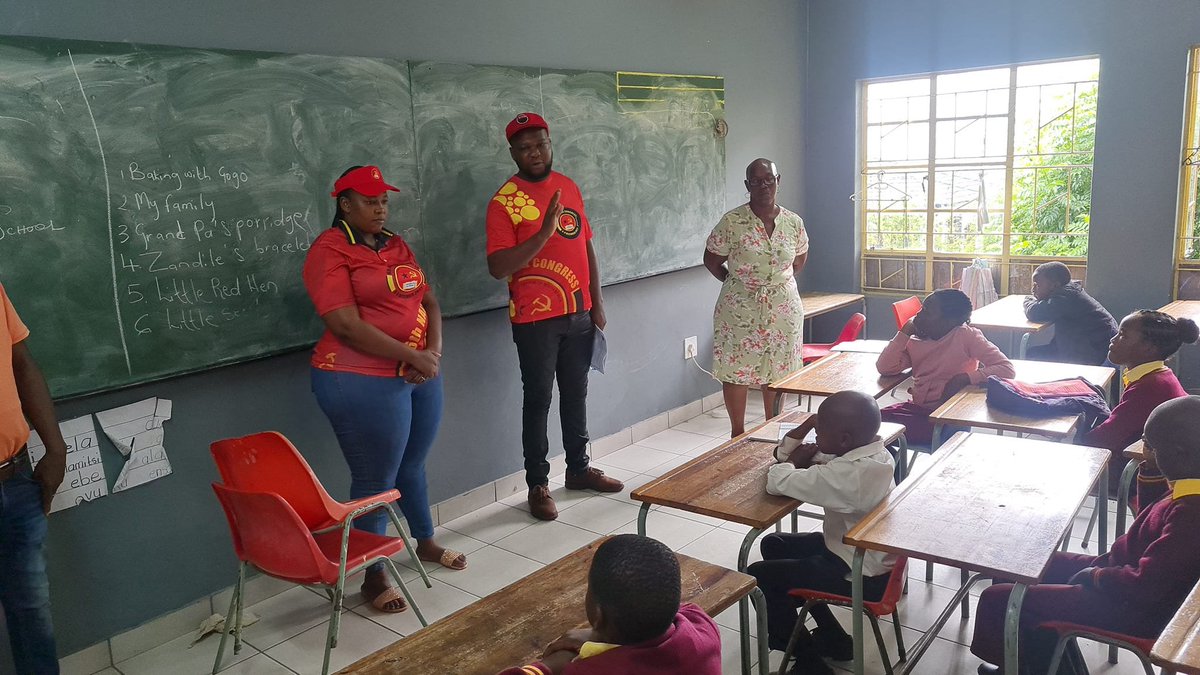 _cosatu's tweet photo. #COSATU affiliated trade unions and #PYA were on the ground in various communities encouraging learners to go to school during the #RighttoLearnCampaign. 
@Powerfm987  #Back2SchoolCampaign @DBE_SA @UNESCO @_cosatu https://t.co/eeUSAJ77iv