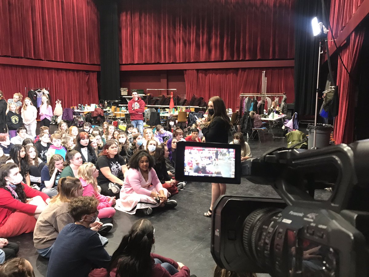 Tuesday on @CTVKitchener News at 5 & 6, @CTVWillAiello and I were with a lot of very excited @KW_Glee performers preparing to hit the stage with KW Symphony at @Centre_Square. Watch the backstage highlights here: kitchener.ctvnews.ca/video?clipId=2… #kwawesome