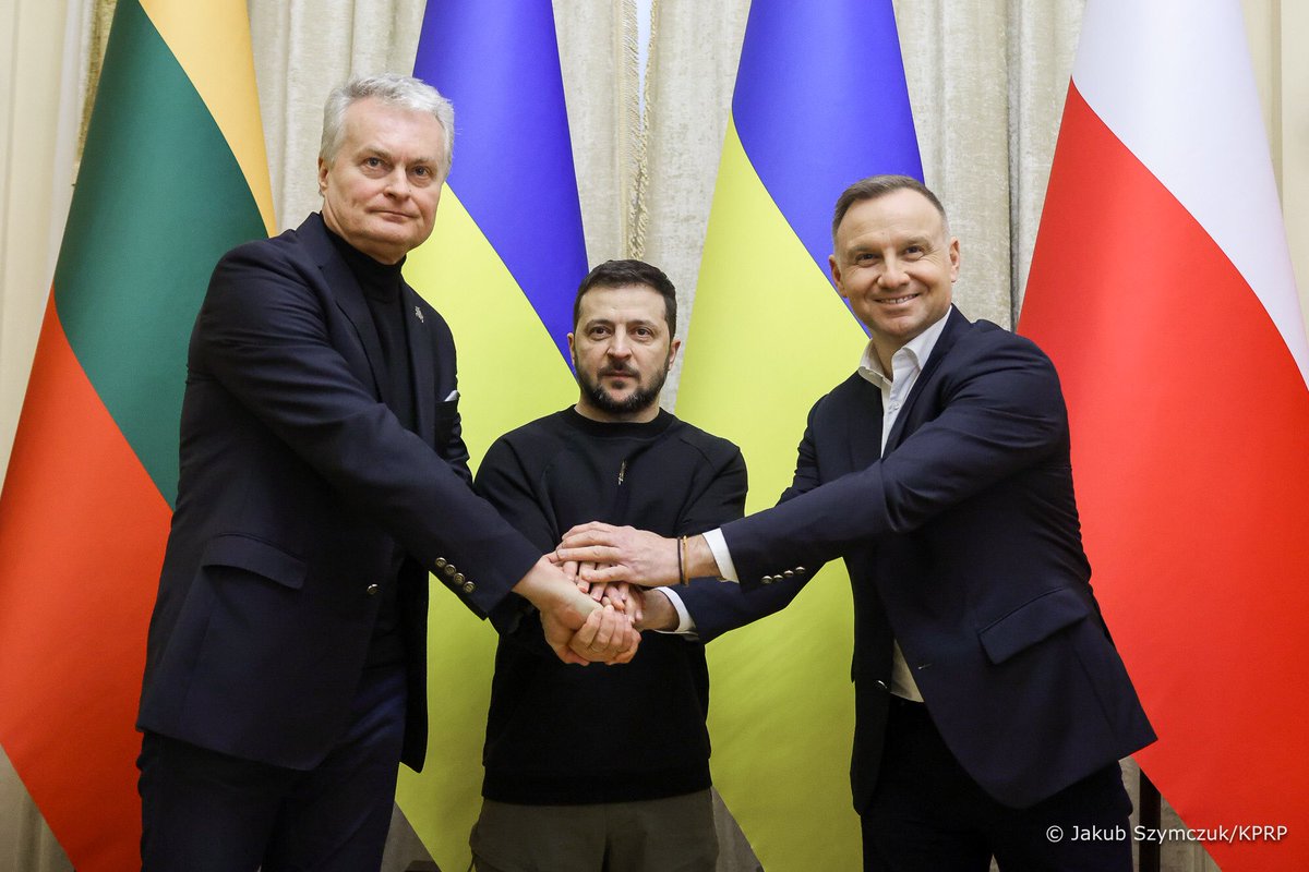 AndrzejDuda's tweet photo. Today in Lviv, together with Presidents @ZelenskyyUa and @GitanasNauseda, we are talking in the Lublin Triangle format about military support for Ukraine against Russian aggression and about Ukraine's integration with the EU and NATO.  🇵🇱🤝🇺🇦🤝🇱🇹 https://t.co/iYSWqEdYWL