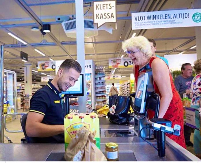 La cadena de supermercados holandesa Jumbo introdujo cajas lentas para las personas que disfrutan conversar, ayudando a muchas personas, especialmente a personas mayores, a lidiar con la soledad. La medida ha tenido tanto éxito que instalaron las cajas lentas en 200 tiendas.
