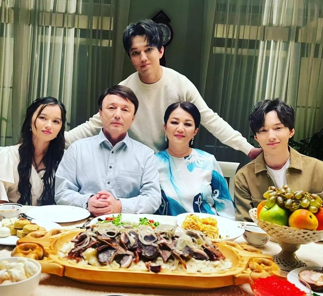 Máme úplně nové aktuální rodinné foto Kudaibergenů 🥰
Repost @sveta_aitbaeva73 
'Přejeme hodně zdraví vašim rodinám!'
@dimash_official #astana #family #rodina #семья #handsome
#almaty #handsome
#Dimash #dimashkudaibergen  #димаш #димашкудайберген #music #singer #музыка #Казахстан