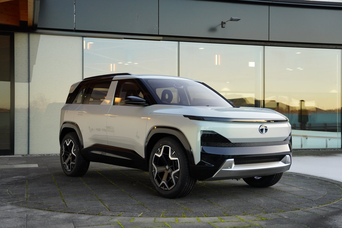 Arjit_Garg's tweet photo. So @TataMotors went full #EV ballistics on the 1st day at #AutoExpo2023 
Showcased #HarrierEV, #SierraEV &amp; #AvinyaEV apart from handful of other interesting vehicles
Found #TataHarrierEV so cool
#TataMotorsAtAE23 #ElectricVehicles https://t.co/AgKcSVQ7VL