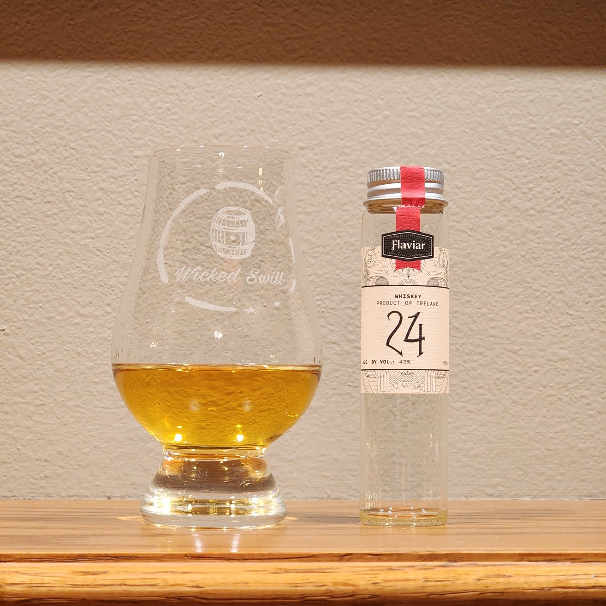 WickedSwill's tweet photo. Finishing up this year's @flaviar_com #adventcalendar2022 finally with #24

#whisky #whiskey #whiskylover #whiskysanta #friday13th @KnappWhiskey @Irish2Core 

https://t.co/kh0RWl1AUM https://t.co/lL726WpIfJ
