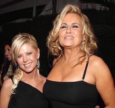 TaraReid's tweet photo. So so proud of this incredible and hilarious woman 👩🏼 on winning her award at the #GoldenGlobes2023  love you Jen @JENCOOLIDGE 💜💜 https://t.co/iPnTvhjEgL
