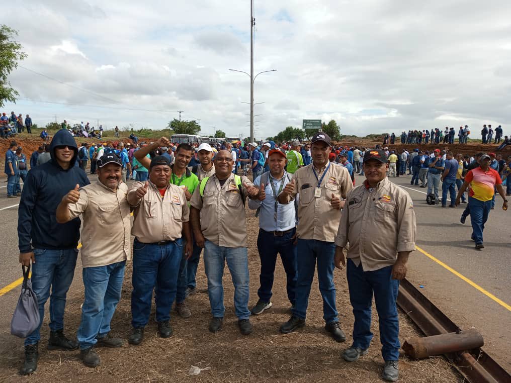 dr1999vzla's tweet photo. Trabajadores de refractarios de Venezuela se suman a la protesta de los trabajadores de sidor. @NicolasMaduro @dcabellor @NoticiasRCN @NoticiasCaracol @noticiAmerica @CMILANOTICIA @UNoticias https://t.co/XPCL5PhDTC