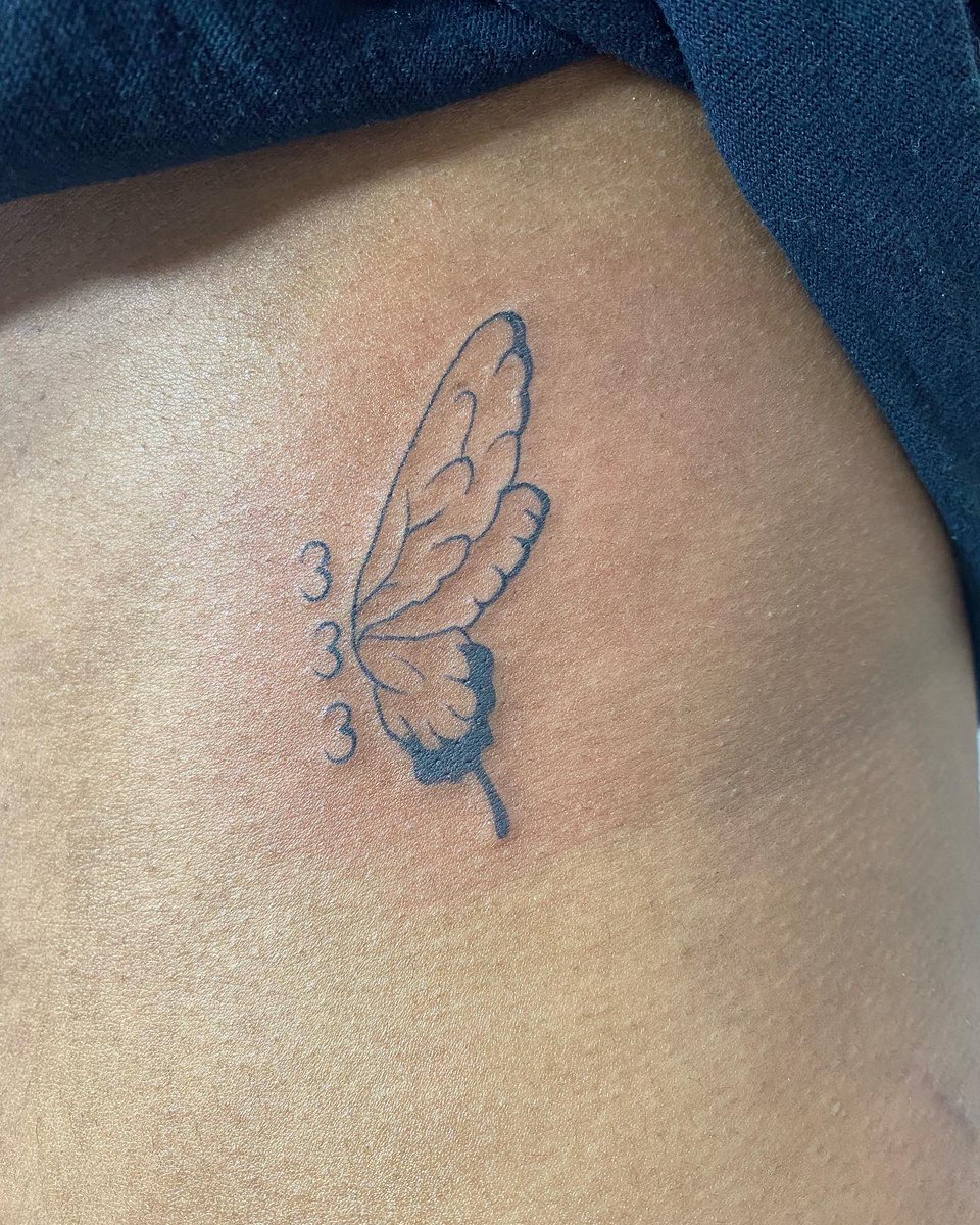 narcissustattoo's tweet photo. I’ve had a slew of #tinytattoos lately @gypsy.smoke.studios but ladies, can you please give me a #tattoo I can sink my teeth into?  After all, size does matter to a #tattooartist https://t.co/1ZrK7DMGdb