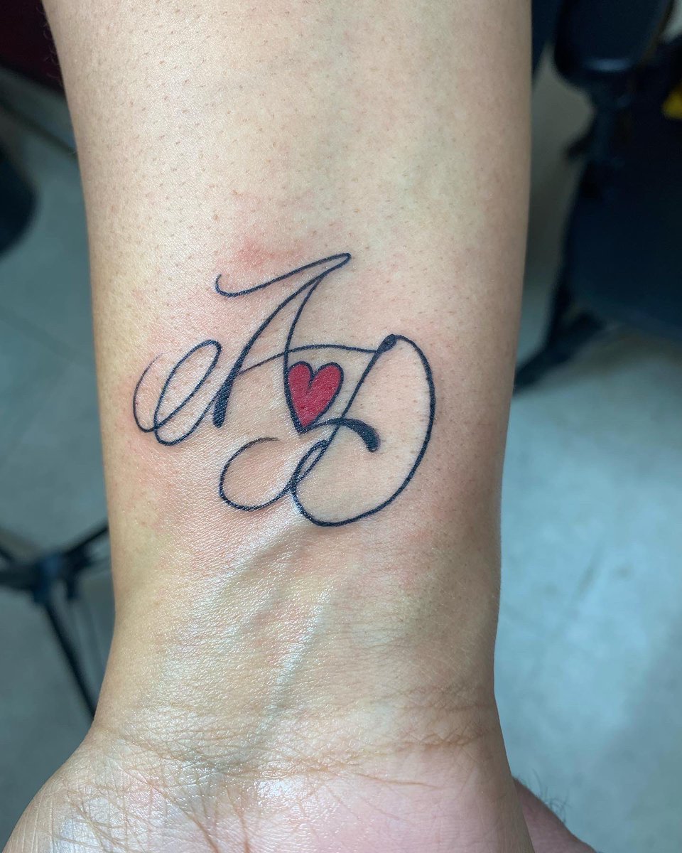 narcissustattoo's tweet photo. I’ve had a slew of #tinytattoos lately @gypsy.smoke.studios but ladies, can you please give me a #tattoo I can sink my teeth into?  After all, size does matter to a #tattooartist https://t.co/1ZrK7DMGdb