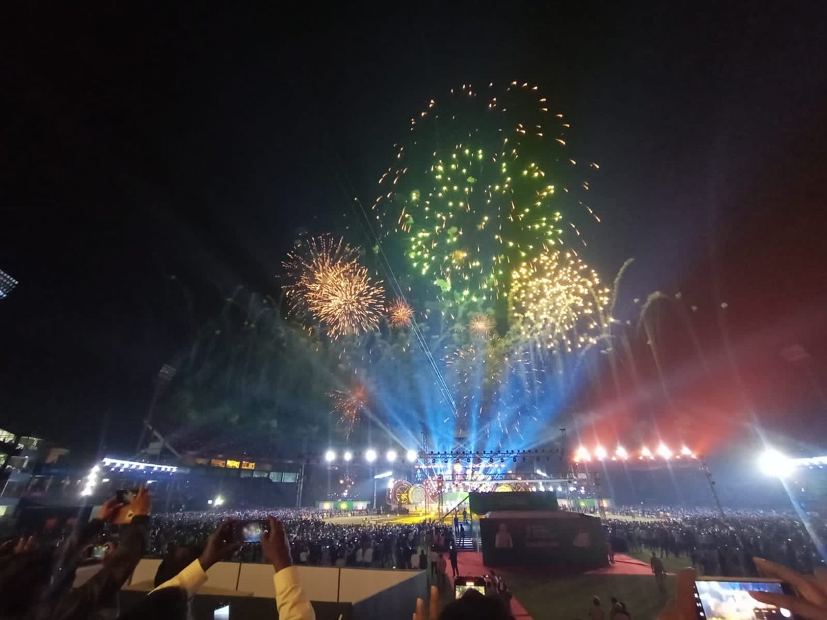 XpressOdisha's tweet photo. Fireworks light up the Cuttack sky during inaugural ceremony of FIH Men’s Hockey World Cup at Barabati Stadium in Cuttack

#HockeyWorldCup #Cuttack #OdishaForHockey #Odisha 

@NewIndianXpress @santwana99 @Siba_TNIE https://t.co/c2W5O9wLHH