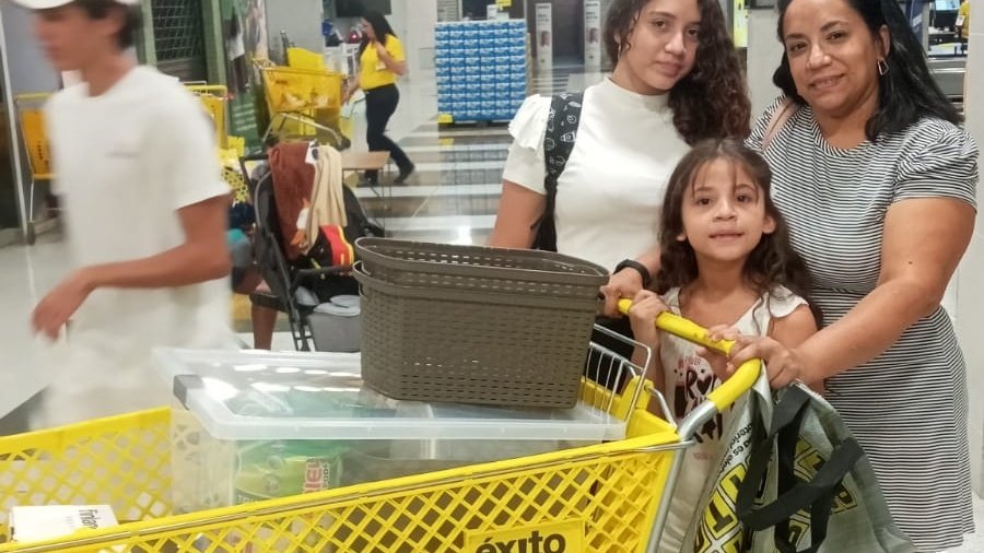 PoderSororo's tweet photo. En el marco del proyecto de Transferencias Monetarias NFI Vouchers con implementación propia de @OIMColombia @almacenesextito se pudieron beneficiar a mujeres migrantes somos #poderdororo #cali https://t.co/6WGMjH6xmZ