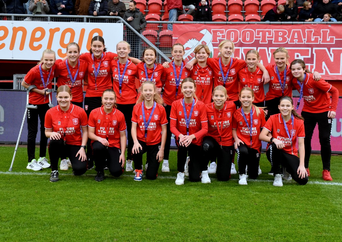 FCTwenteVrouwen's tweet photo. 🔴 𝙅𝙚𝙪𝙜𝙙𝙤𝙥𝙡𝙚𝙞𝙙𝙞𝙣𝙜 𝙁𝘾 𝙏𝙬𝙚𝙣𝙩𝙚 𝙑𝙧𝙤𝙪𝙬𝙚𝙣 𝙤𝙣𝙩𝙬𝙞𝙠𝙠𝙚𝙡𝙩 𝙙𝙤𝙤𝙧

🗣️ 'Ervaring opdoen op het hoogste niveau'

🔗 https://t.co/vra6s4uRGc

#FCTwente #ontwikkeling https://t.co/ZqQv8gwZkN