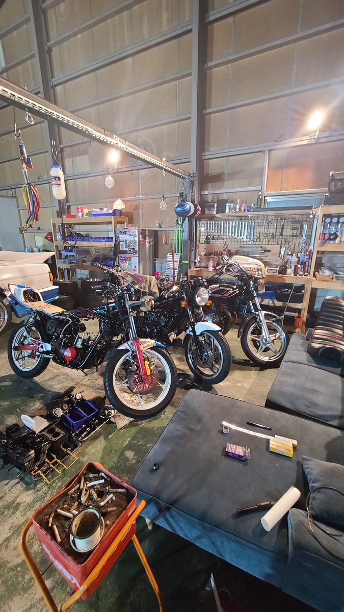 83cb250t's tweet photo. GSX400FS、セル直して点火直してもダメで圧縮測ったら3Kpa。原因は駒ズレでバルブがカムシャフト叩いてヒビ入って曲がってた。

まだ若い持ち主の子が昔に無理してか買った単車で「大事にしたい！」て言うから作業進めたけど部品でるかな💦

譲ってくれる方いませんか？
お金は払います

#工賃無料 https://t.co/G9ls10Lnto
