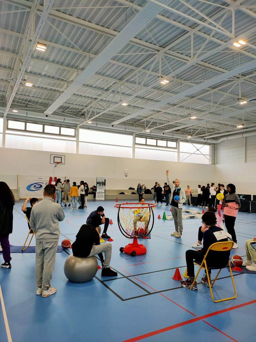 LaboSocietal's tweet photo. Sport'Art c'est quoi? La journée inclusive du sport &amp; des arts organisée par #BDS et #BDA de @CentraleMars 

Les tutorés accompagnés par @Echanges_Pho sont venus nombreux!

Au programme : 
🏀 Du sport par équipe 
🏸 Du #Handisport 
🎭 Un spectacle de danse 

#CordéeDeLaRéussite https://t.co/MXEqdhn2Ct
