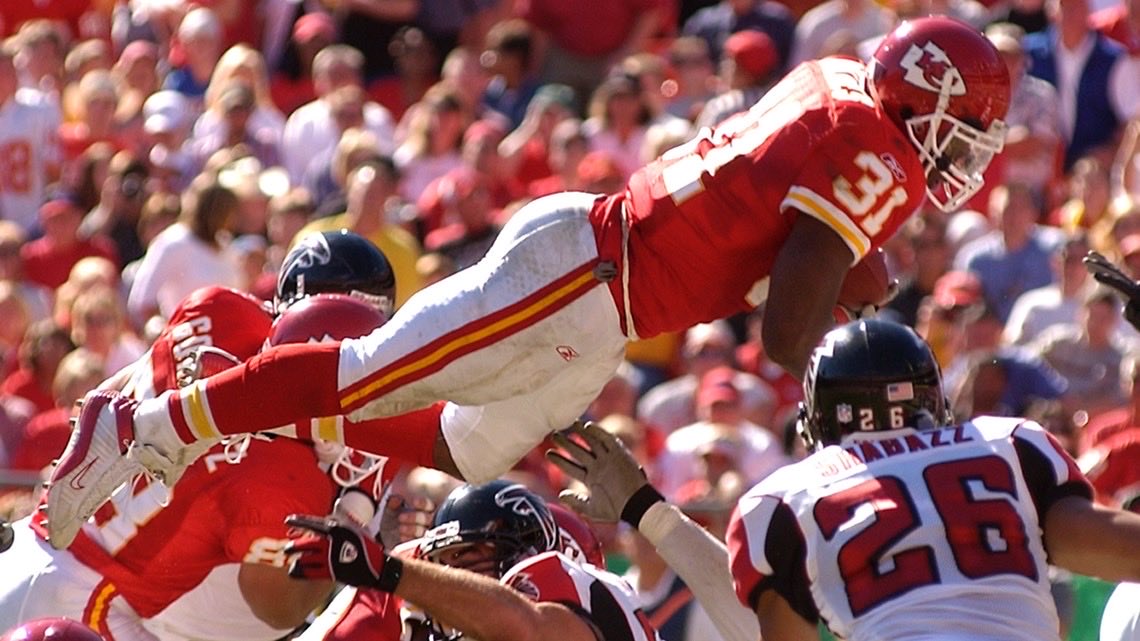 Vintage_Chiefs's tweet photo. Priest Holmes over the top #ChiefsKingdom https://t.co/oDL7hQFmeI