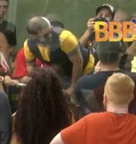 choquei's tweet photo. 🚨AGORA: Diogo Defante chega na Casa de Vidro, tenta pular a grade, mas é impedido pelo segurança #BBB23 https://t.co/CIApZJ7zCV