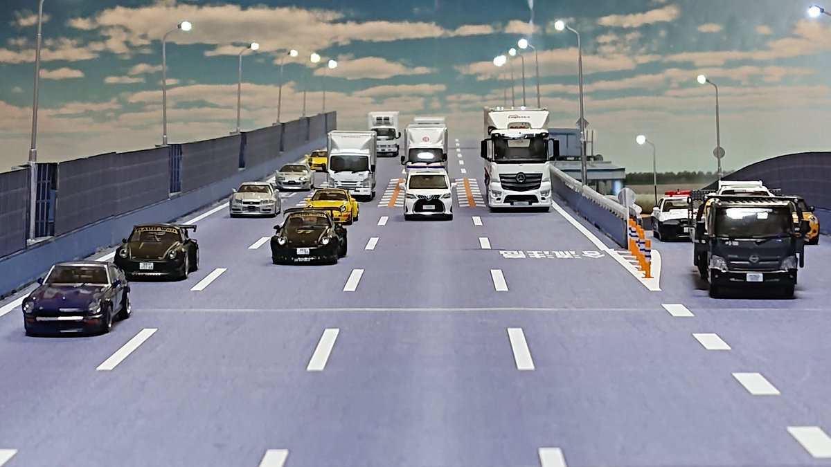 久しぶりに1/64高速道路を組み立てました。全長2700㎜はやっぱり大きい