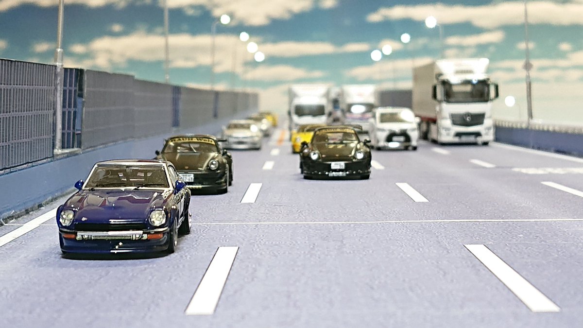 久しぶりに1/64高速道路を組み立てました。全長2700㎜はやっぱり大きい