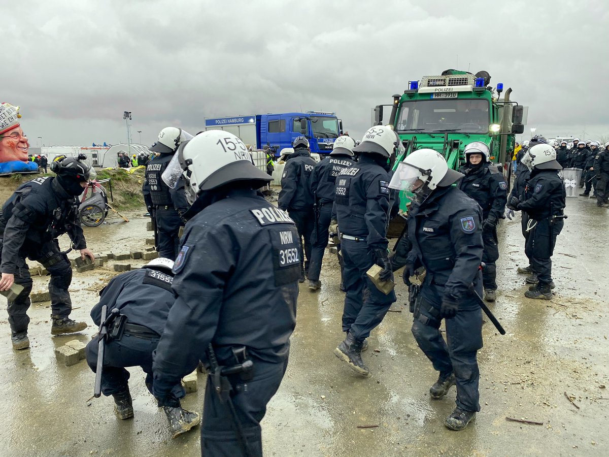 Zo begon vanmorgen de ontruiming van het Duitse ‘bruinkooldorp’ #Lutzerath Een actie die de polizei weken heeft kunnen voorbereiden. De barricades van de demonstranten hielden nog geen 10 minuten stand.