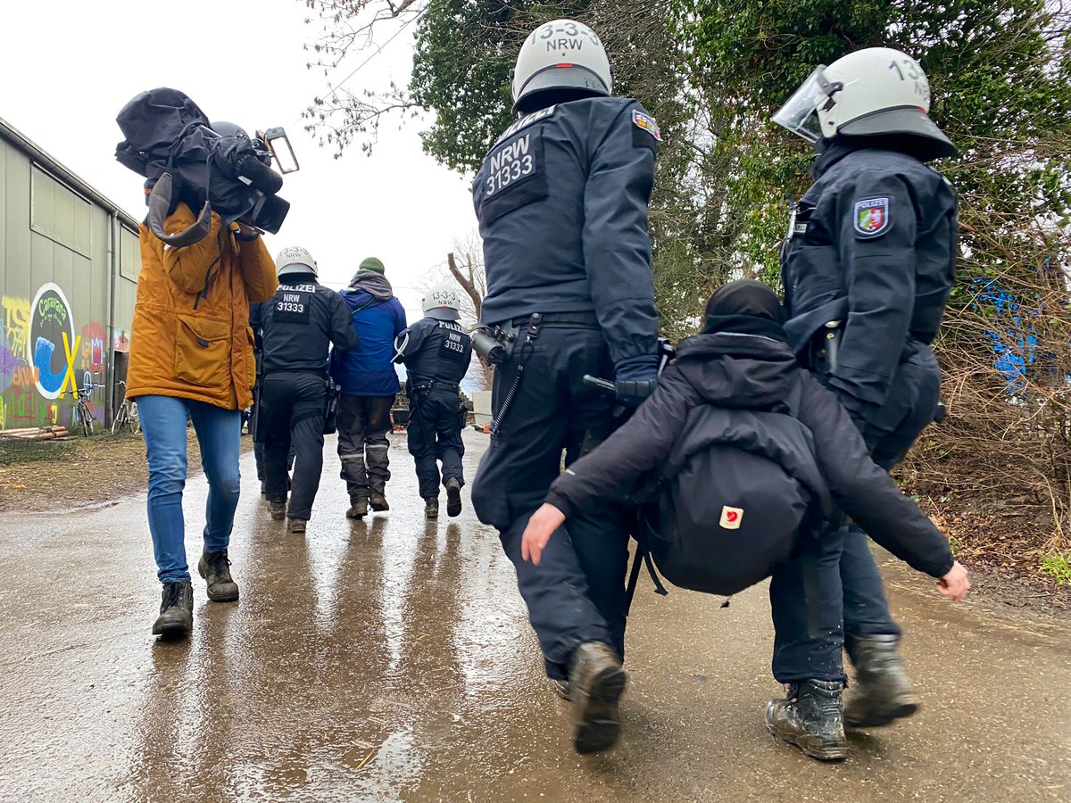NickRompelberg's tweet photo. Zo begon vanmorgen de ontruiming van het Duitse ‘bruinkooldorp’ #Lutzerath Een actie die de polizei weken heeft kunnen voorbereiden. De barricades van de demonstranten hielden nog geen 10 minuten stand. https://t.co/PpVw9OAA5z