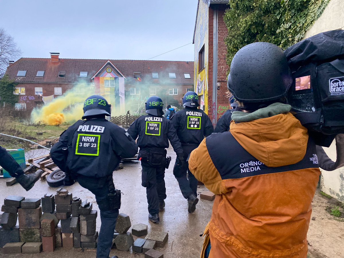 NickRompelberg's tweet photo. Zo begon vanmorgen de ontruiming van het Duitse ‘bruinkooldorp’ #Lutzerath Een actie die de polizei weken heeft kunnen voorbereiden. De barricades van de demonstranten hielden nog geen 10 minuten stand. https://t.co/PpVw9OAA5z