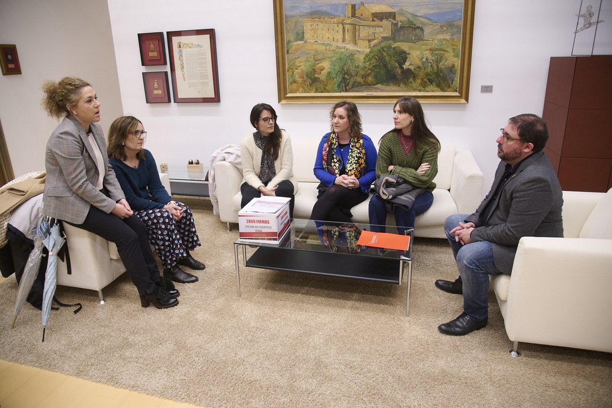 parlamentoNA's tweet photo. El Presidente del @parlamentoNA recibe a la una representación de la plantilla de la UCI pediátrica del Hospital Universitario de Navarra 

✏️https://t.co/xuoRgns5bo https://t.co/hLvm6CjdVA