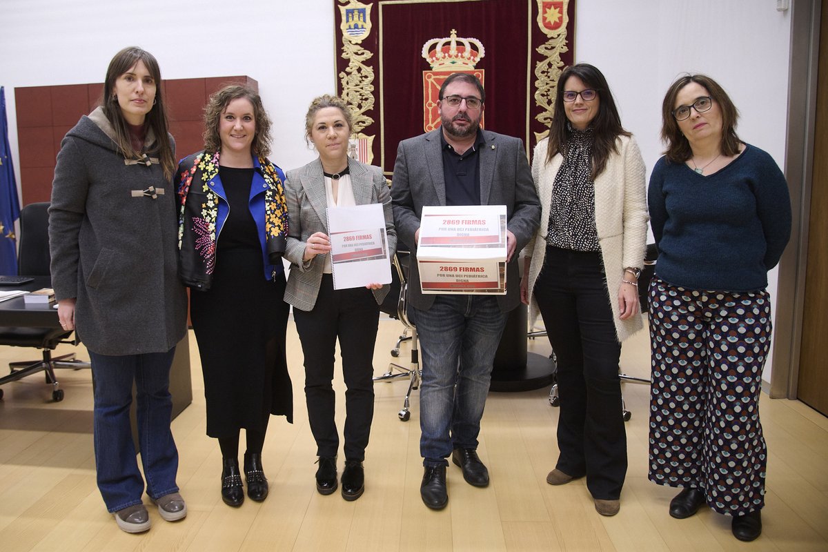parlamentoNA's tweet photo. El Presidente del @parlamentoNA recibe a la una representación de la plantilla de la UCI pediátrica del Hospital Universitario de Navarra 

✏️https://t.co/xuoRgns5bo https://t.co/hLvm6CjdVA
