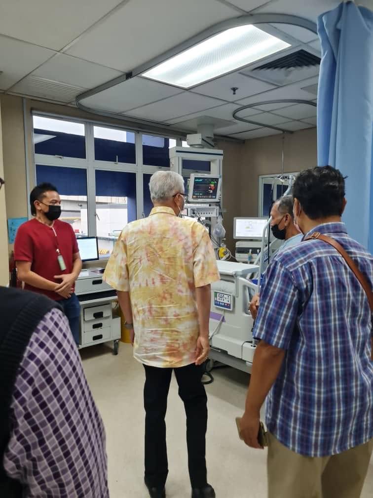 IsmailSabri60's tweet photo. Melawat anak saudara yang sedang kritikal di Hospital Kuala Lumpur petang tadi.

Saya berada di hospital untuk mendapatkan penerangan doktor tentang status terkini dan perancangan seterusnya. Dalam masa yang sama mendengar penerangan dari pihak polis tentang punca kemalangan. https://t.co/G6n7CeEuXL