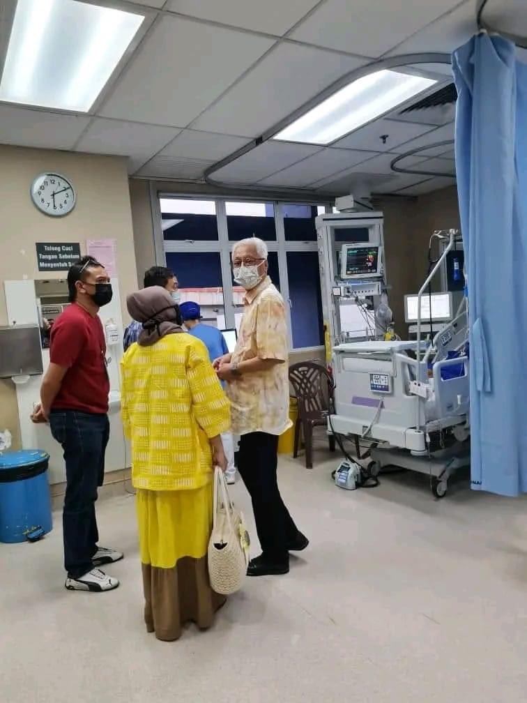 IsmailSabri60's tweet photo. Melawat anak saudara yang sedang kritikal di Hospital Kuala Lumpur petang tadi.

Saya berada di hospital untuk mendapatkan penerangan doktor tentang status terkini dan perancangan seterusnya. Dalam masa yang sama mendengar penerangan dari pihak polis tentang punca kemalangan. https://t.co/G6n7CeEuXL