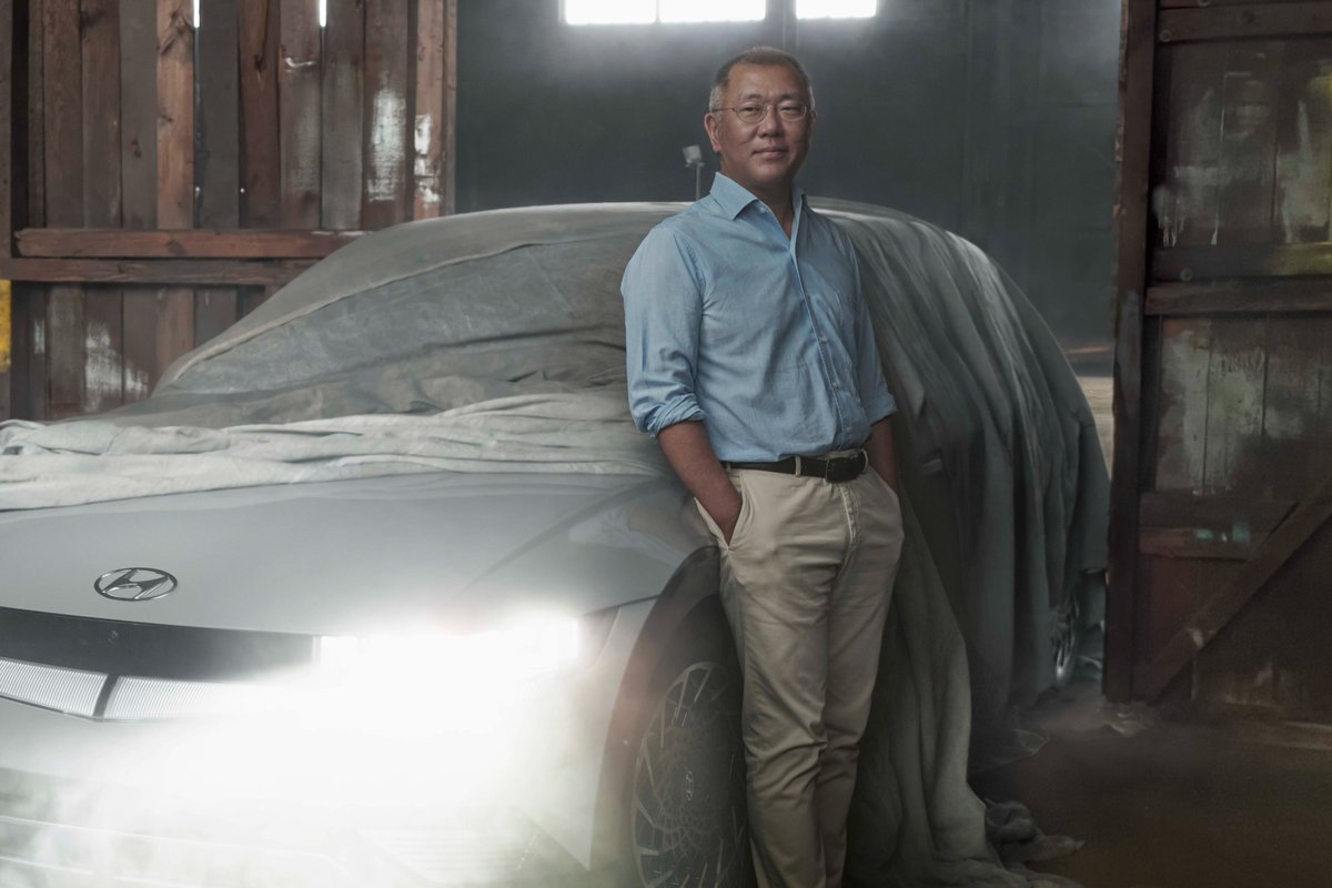 #HyundaiMotorGroup's Executive Chair Euisun Chung tops #MotorTrend's 2023 Power List. He has been named 'Person of the Year' for his vision and leadership, according to MotorTrend. ▶ bit.ly/3IG9FbT #PersonoftheYear #Leadership