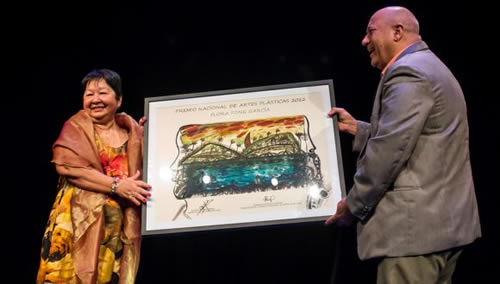 emisoranuevitas's tweet photo. Con más de tres décadas dedicadas a la pintura, #FloraFong aseguró este martes su lugar en la historia de las artes plásticas cubanas al integrar el selecto grupo de galardonados con el Premio Nacional.
https://t.co/3boo3bFwJs
@CubaEsCultura https://t.co/EtfDQRAIQf