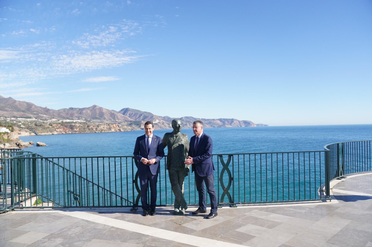 JuanMa_Moreno's tweet photo. Cuántos rincones bonitos tiene nuestra tierra. Nerja hace #MarcaAndalucía con su pujanza y los muchos atractivos que tiene. El Balcón de Europa es una de sus imágenes icónicas.

Gracias por vuestro cariño y hospitalidad. Seguimos avanzando en los compromisos pendientes. https://t.co/fm3ztBbfrk
