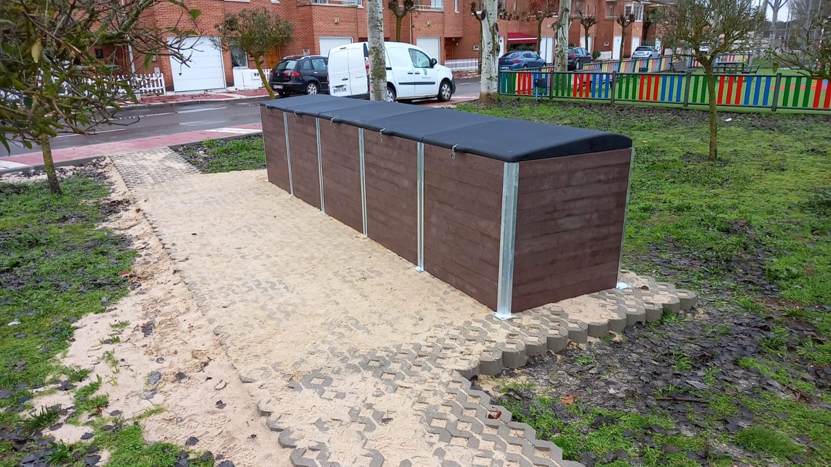 aytotudeladuero's tweet image. ¡Las 𝐜𝐨𝐦𝐩𝐨𝐬𝐭𝐞𝐫𝐚𝐬 ya están disponibles para su uso❗🚮

Esperemos que esta iniciativa que ha partido del Ayuntamiento sea un beneficio aprovechado al máximo por toda la vecindad.
⋯
#tudeladeduero #ayuntamientodetudeladeduero #composteras #compost