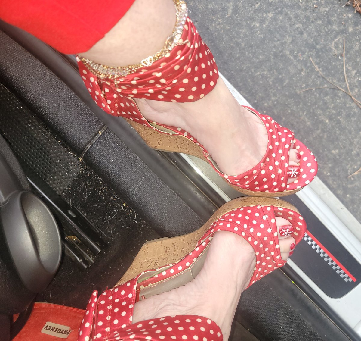 Toetal_solemate's tweet photo. Do you know what day it is?
#wedgewednesday #Wednesdayfeet #wedgeshoes #footfetish #footworship #wrinkledsoles #feetfemdom #maturesoles #feet #kissmyfeet #footmodel https://t.co/HgO0yGu7xp